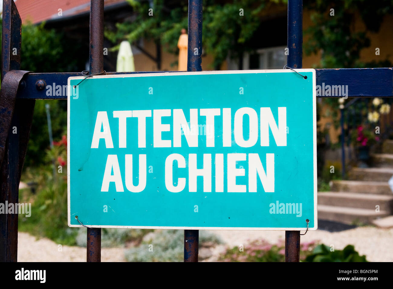 Attenzione al cane sign in francese nella parte anteriore della casa Foto Stock