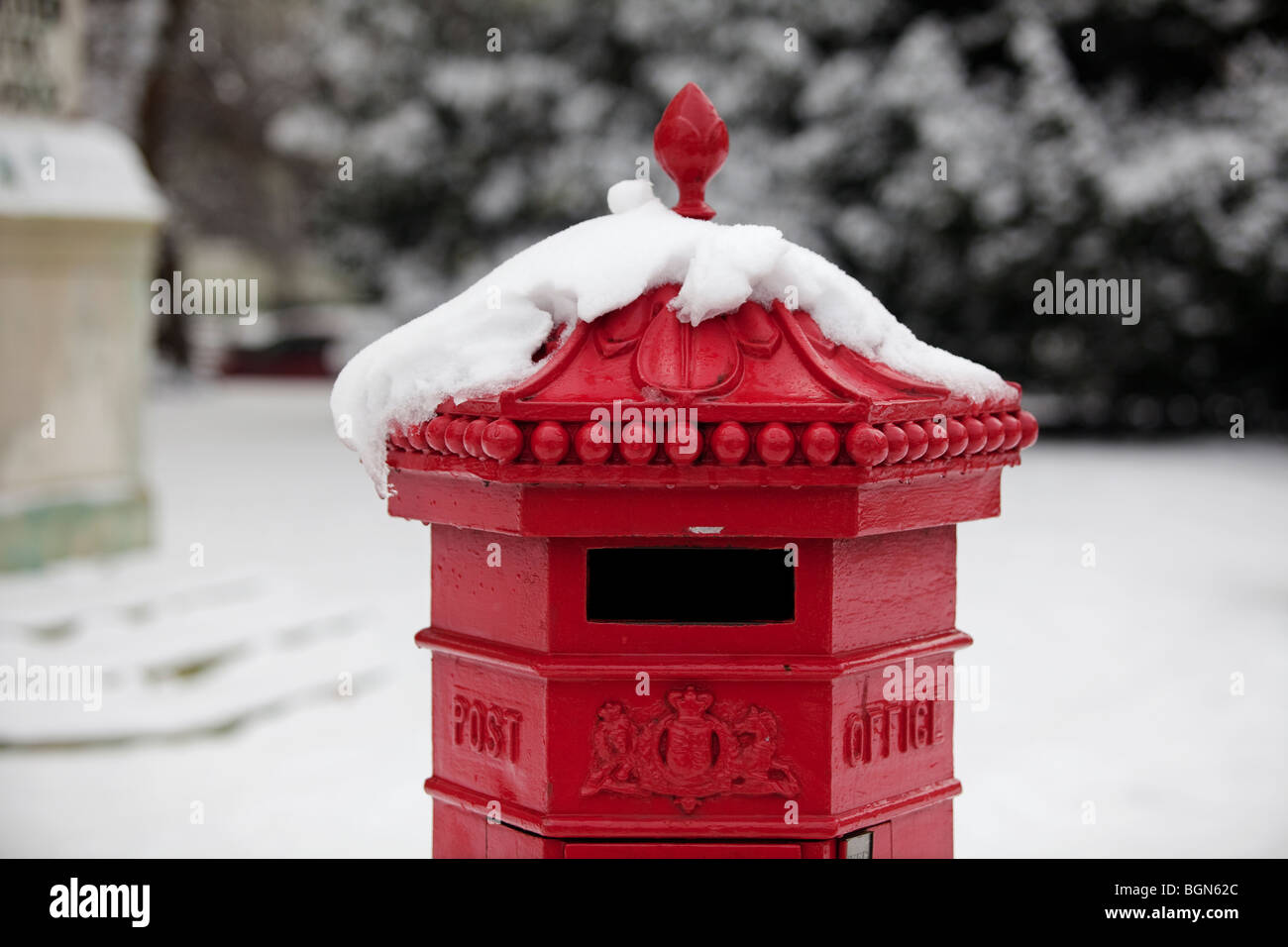 Un tradizionale pilastro rosso box coperto di neve a Worcester, Regno Unito Foto Stock