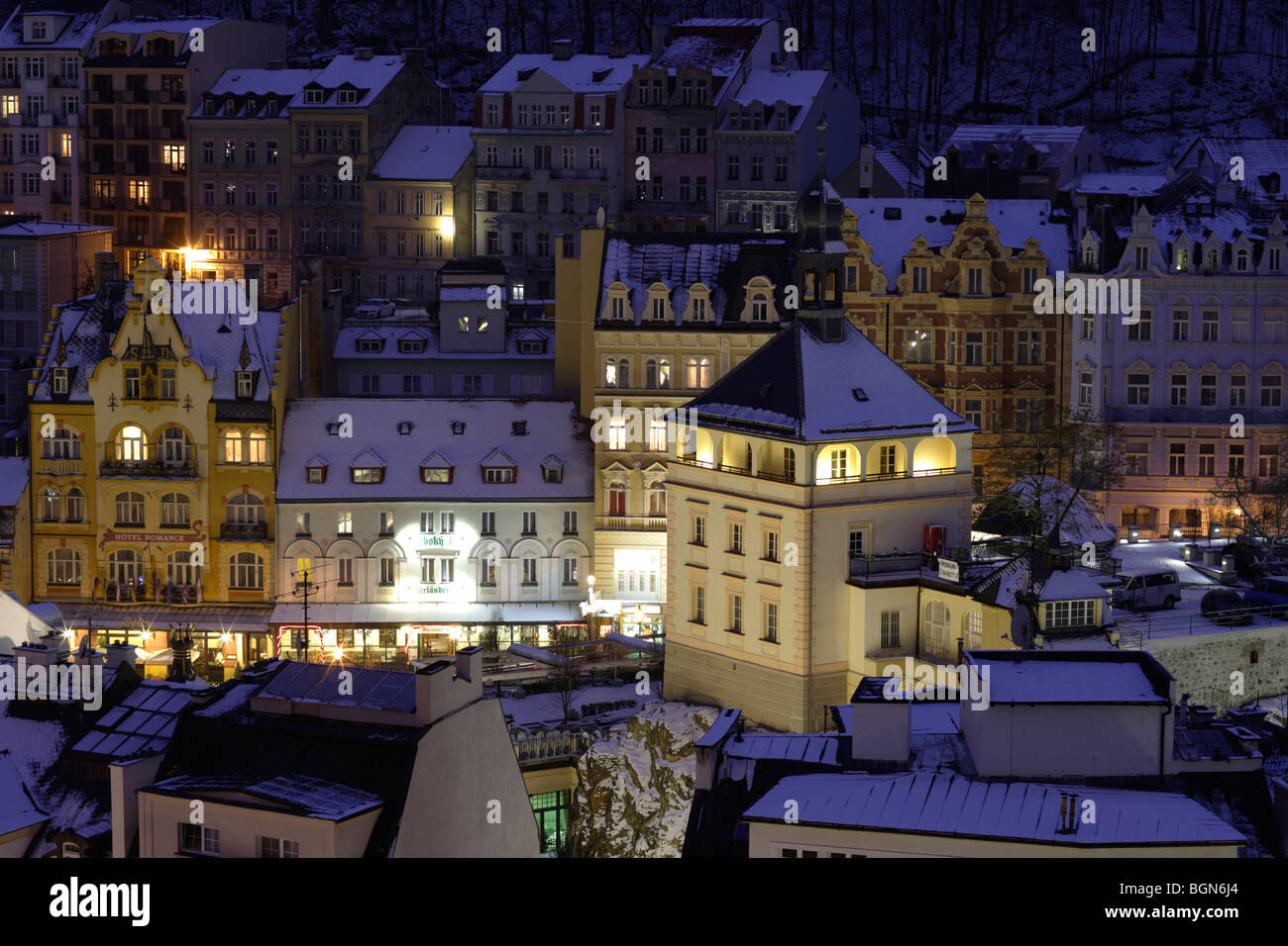 Il centro storico di tipo Karlsbad di notte, Carlsbad, Karlovy Vary, west Bohemia Repubblica Ceca,l'Europa Foto Stock