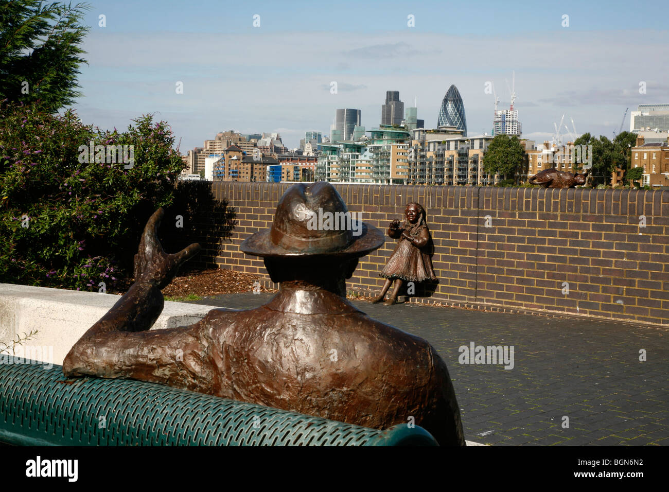 Statua di Dr Salter e sua figlia Joyce (e cat) su Bermondsey parete est, Bermondsey, Londra, Regno Unito. Scolpito da Diane Corvin. Foto Stock