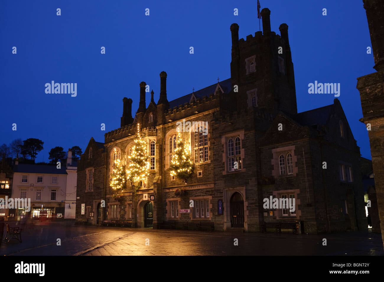 Le decorazioni di Natale su Tavistock Town Hall, Devon, Inghilterra Foto Stock