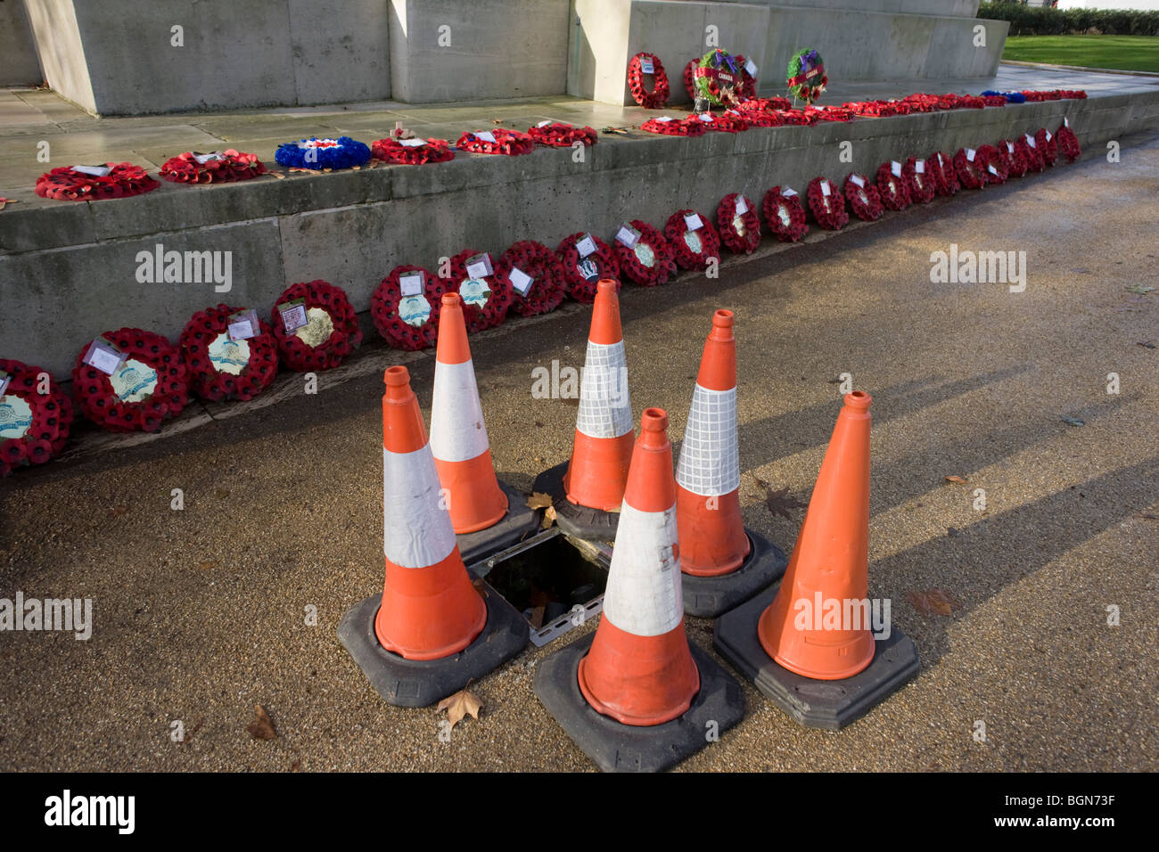 Armistizio ghirlande e traffico coni presso il Royal Artillery war memorial a Hyde Park Corner. Foto Stock