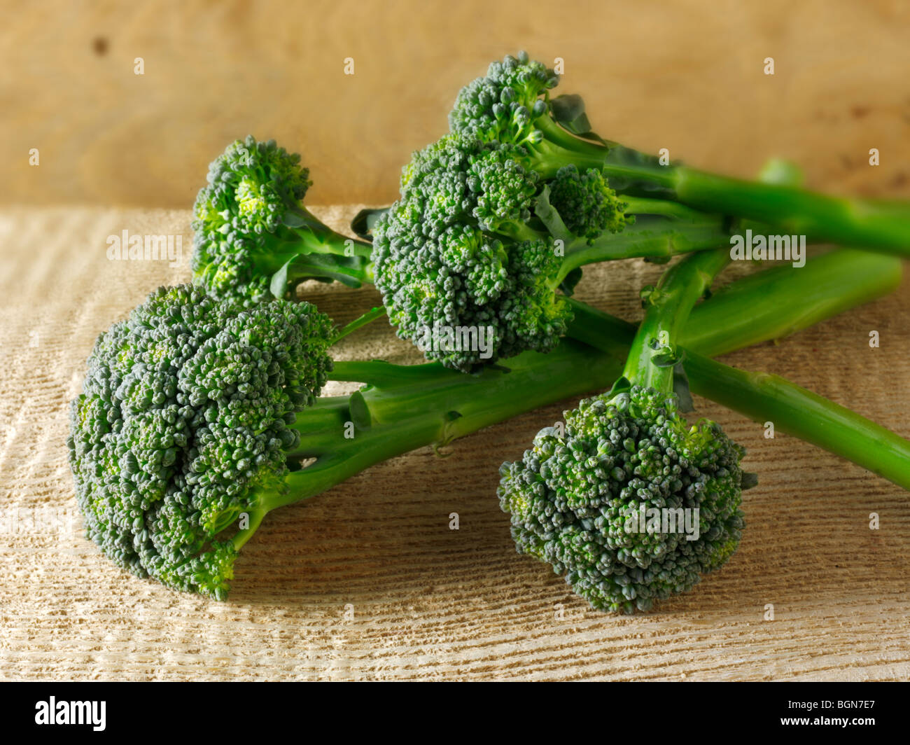 Close up di broccoli su uno sfondo di legno Foto Stock