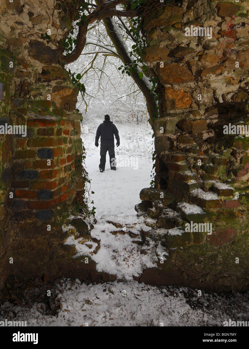 L uomo nella neve al di fuori di rovine. Foto Stock