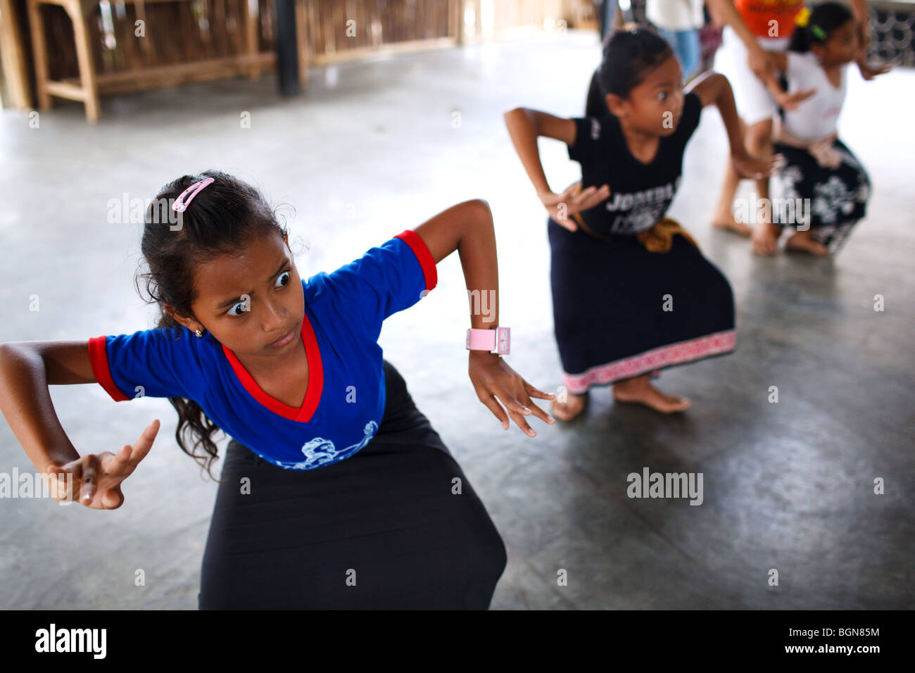 Stile Balinese tradizionale lezione di ballo per i bambini in una scuola di ballo Blahbatuh, Bali, Indonesia Foto Stock