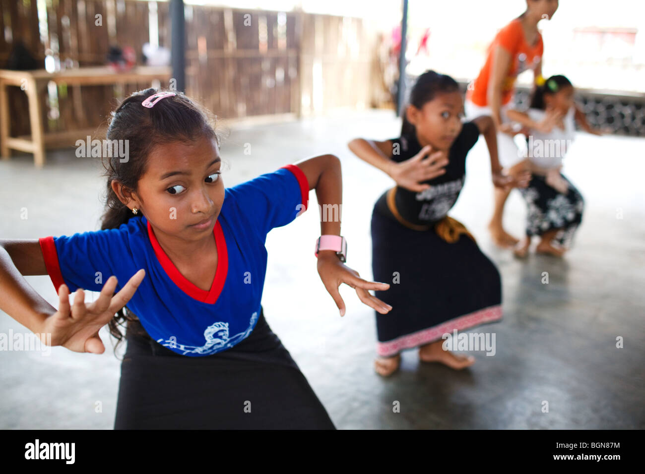 Stile Balinese tradizionale lezione di ballo per i bambini in una scuola di ballo Blahbatuh, Bali, Indonesia Foto Stock