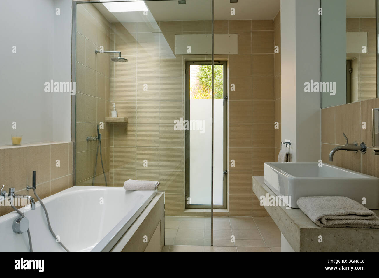 Piano terra bagno con lucernario e Philippe Starck sanitari Foto Stock