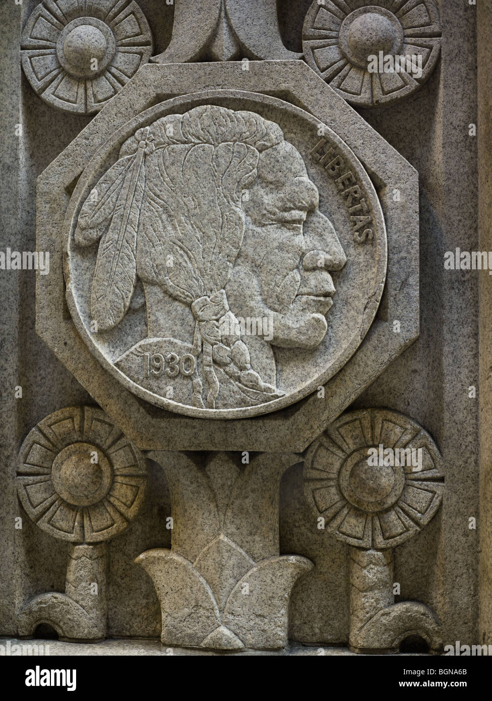 20 Exchange Place New York, Art Deco plaque: Native American Indian con spiralina di piume e fiori stilizzati, Liberty 1930 Foto Stock
