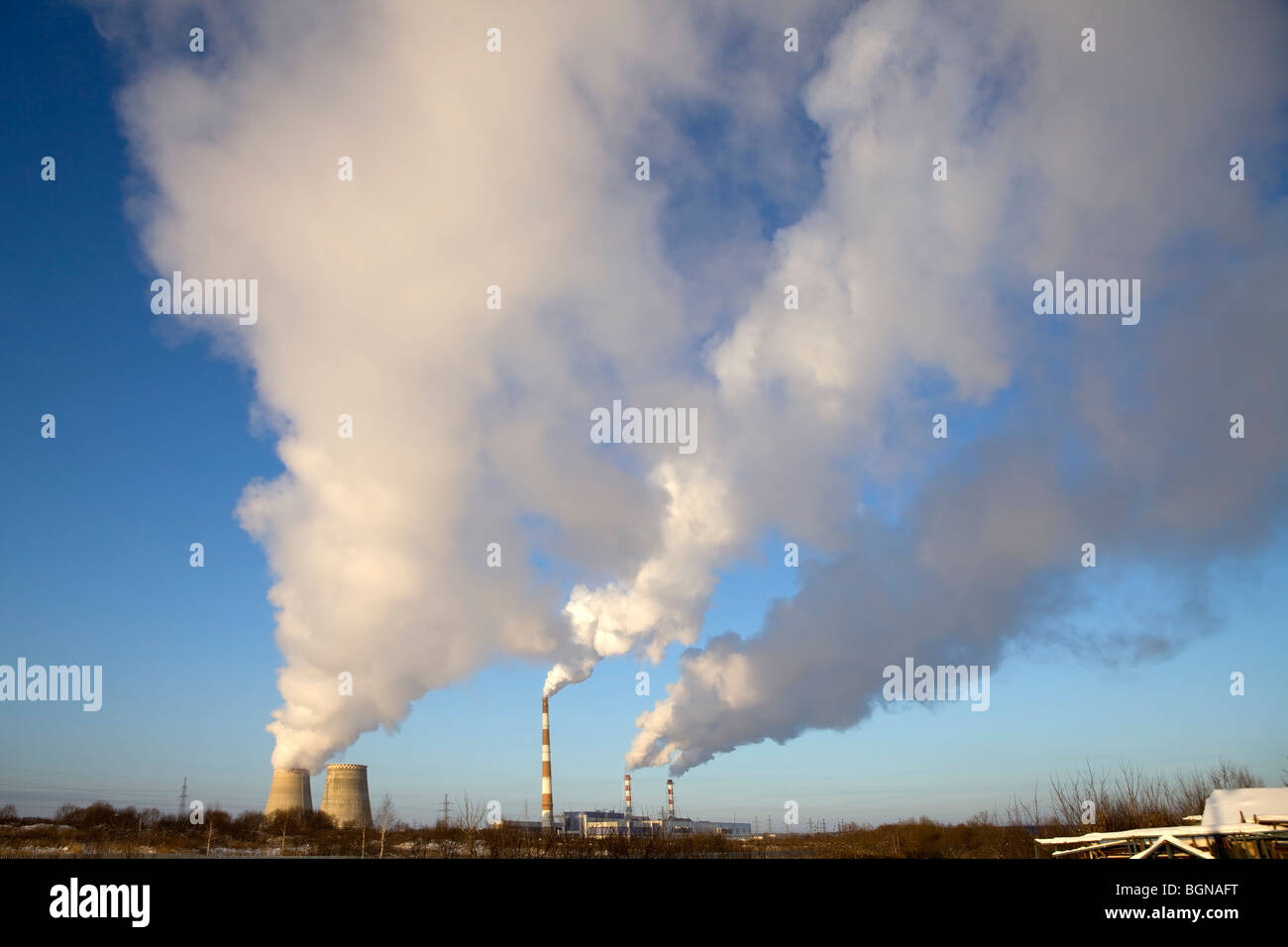 Il fumo dalla ciminiera ( della centrale termoelettrica) Foto Stock