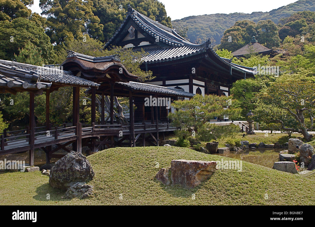 Tempio di legno, edificio e passeggiata nel giardino in montagna impostazione Foto Stock