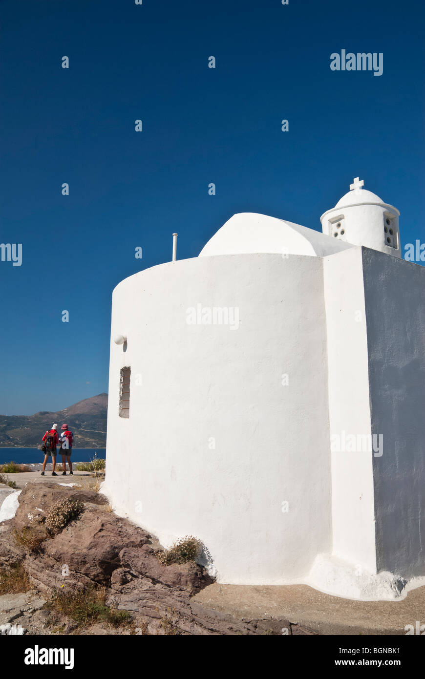 Gli escursionisti prendere nella vista accanto alla Mesa Panagia, una chiesa nella parte superiore del Kastro, Isola di Milos, Grecia Foto Stock