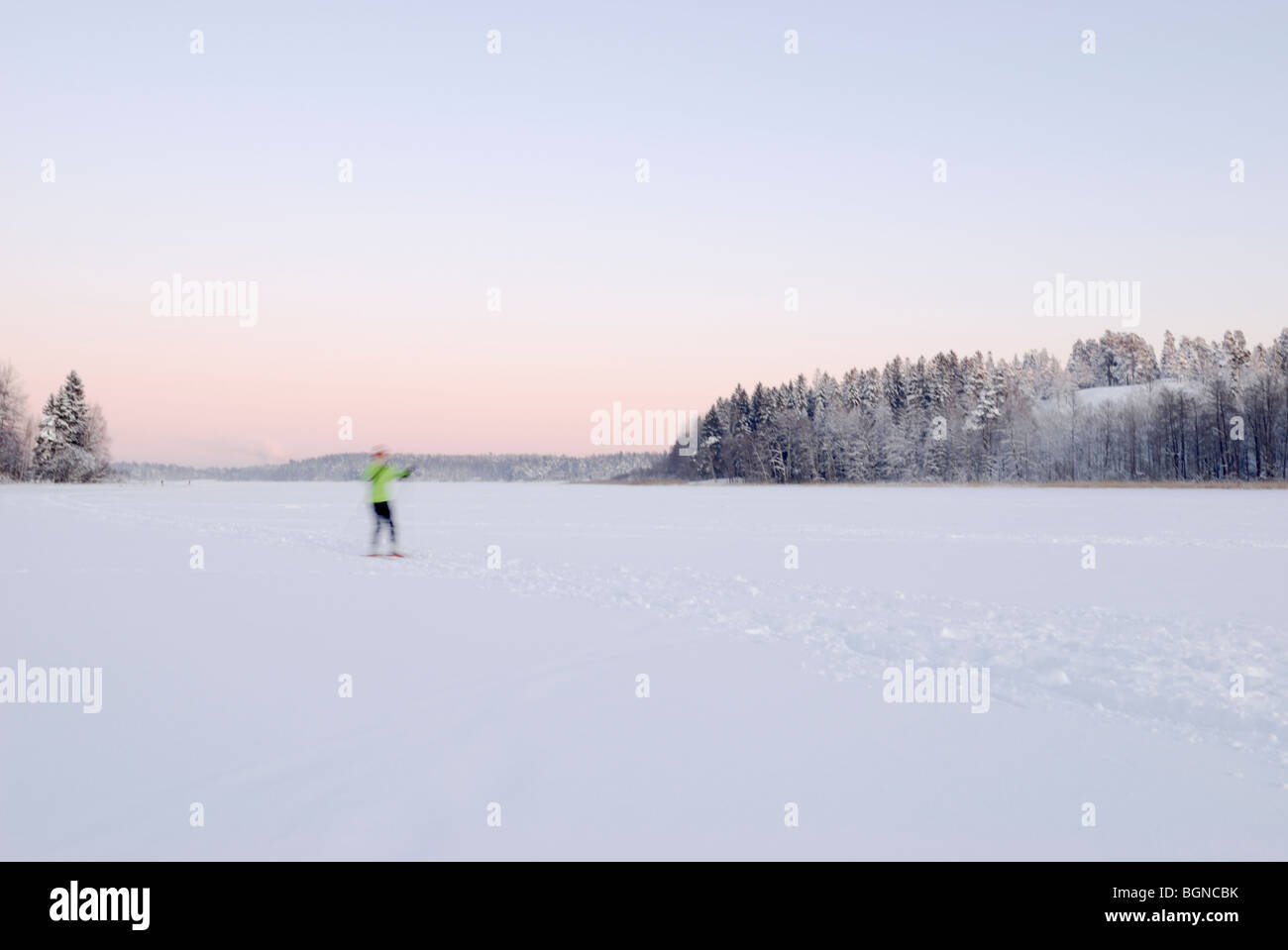 Moto sciatore sfocata sul lago ghiacciato, Espoo, Finlandia Foto Stock