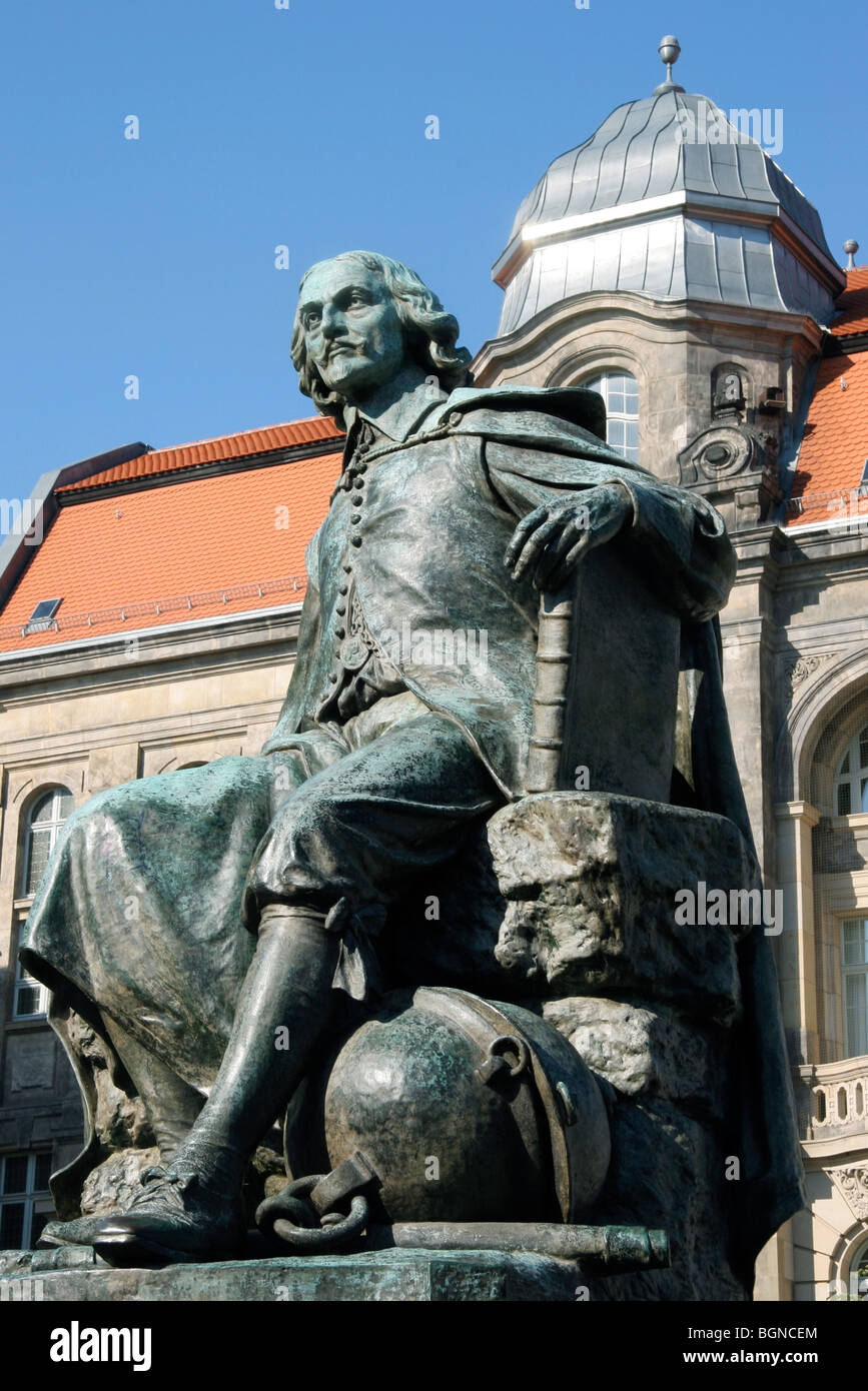 Statua dello scienziato e inventore Otto von Guericke, Magdeburgo, Sassonia-Anhalt, Germania Foto Stock