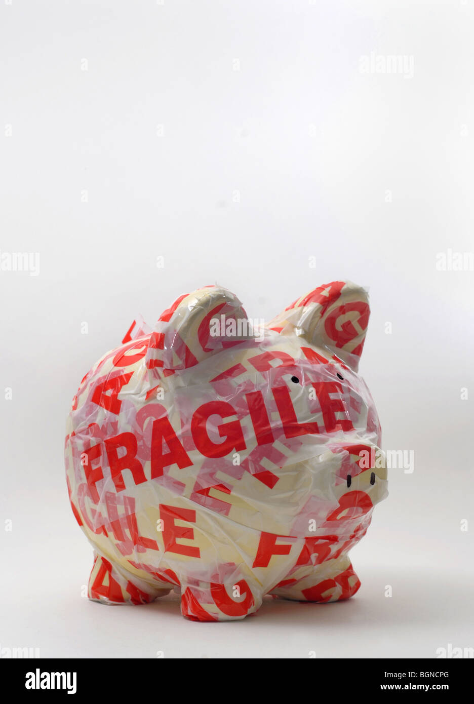 Salvadanaio avvolto in fragili Nastro di avvertenza RE di risparmio/investimenti/denaro/economia/banche il denaro economia UK Foto Stock
