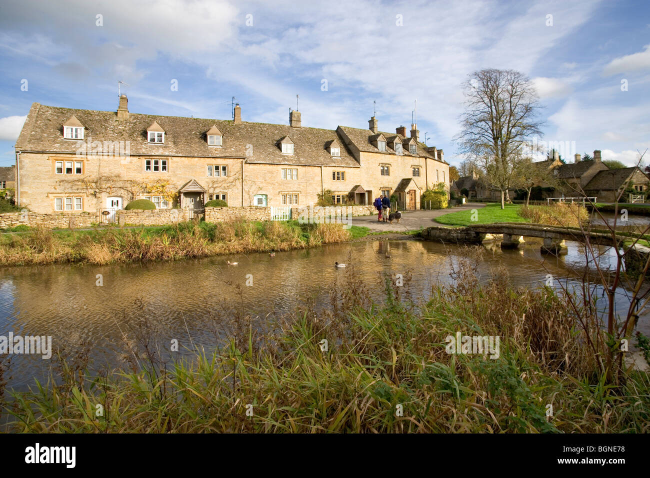 Idilliaco riverside cotswold cottage in pietra, Lower Slaughter in autunno, Cotswolds, Gloucestershire, England, Regno Unito Foto Stock
