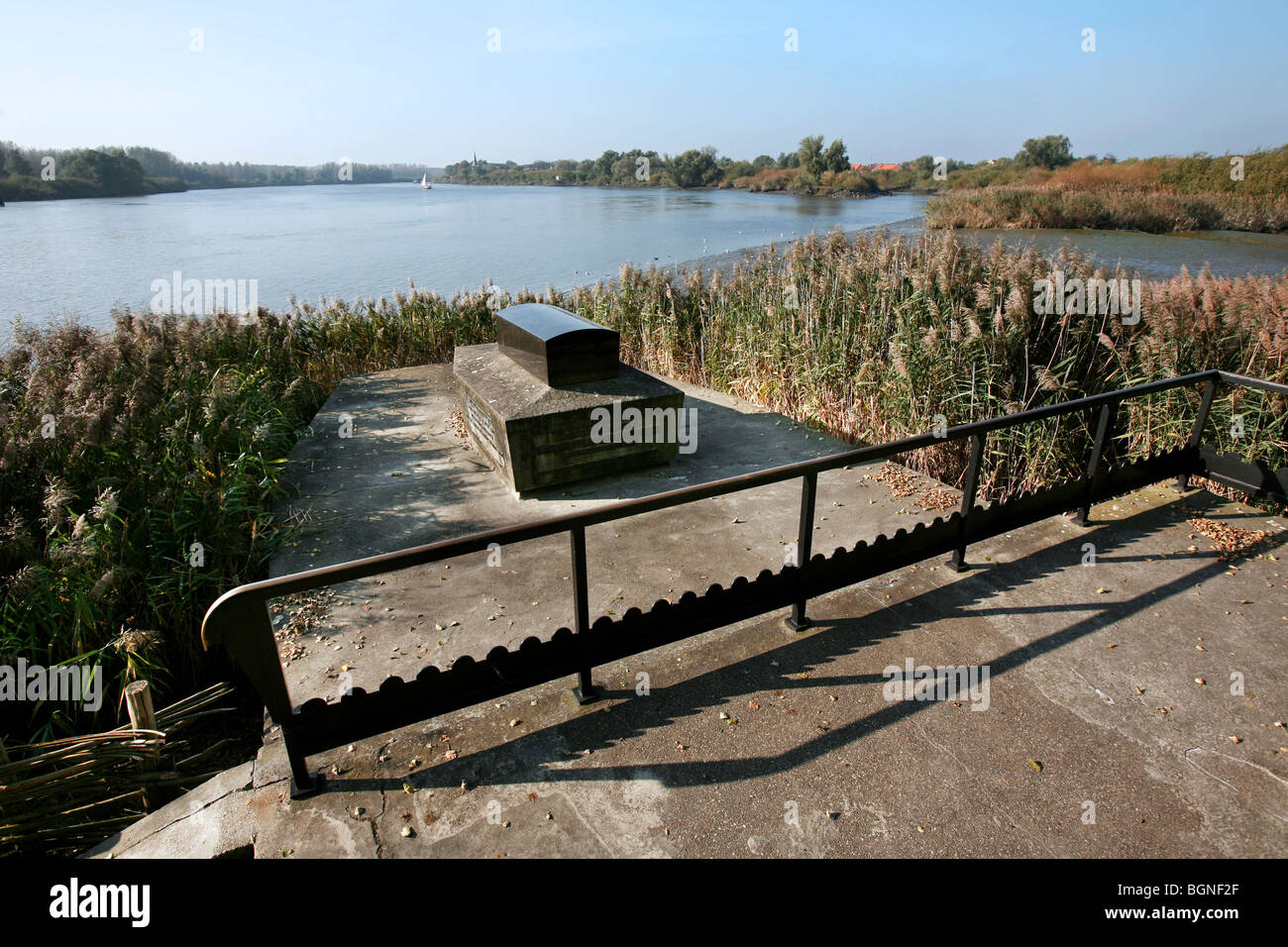 La Emile Verhaeren tomba lungo il fiume Schelda, Sint-Amands, Belgio Foto Stock