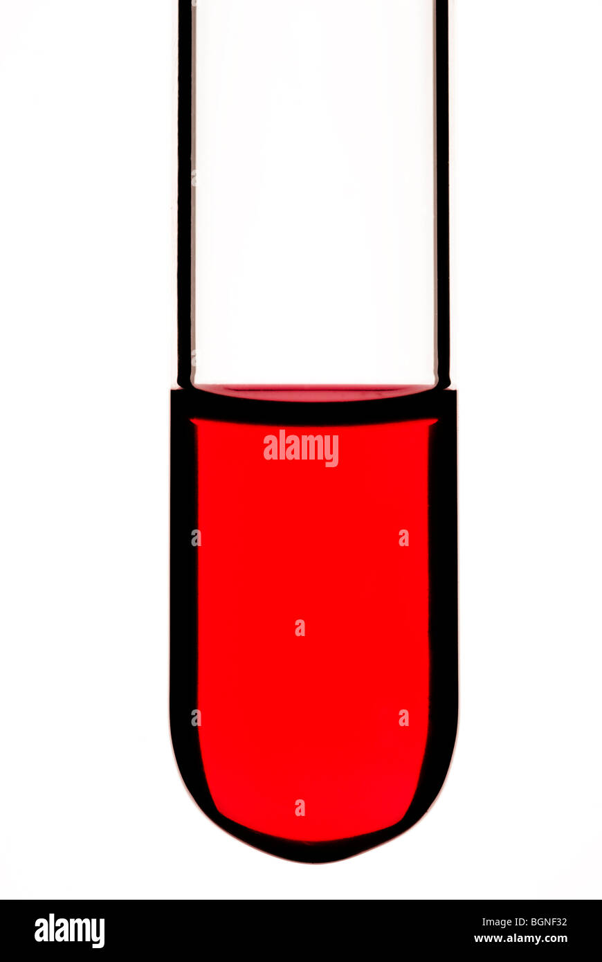 Close-up della provetta con il campione di colore rosso su sfondo bianco Foto Stock