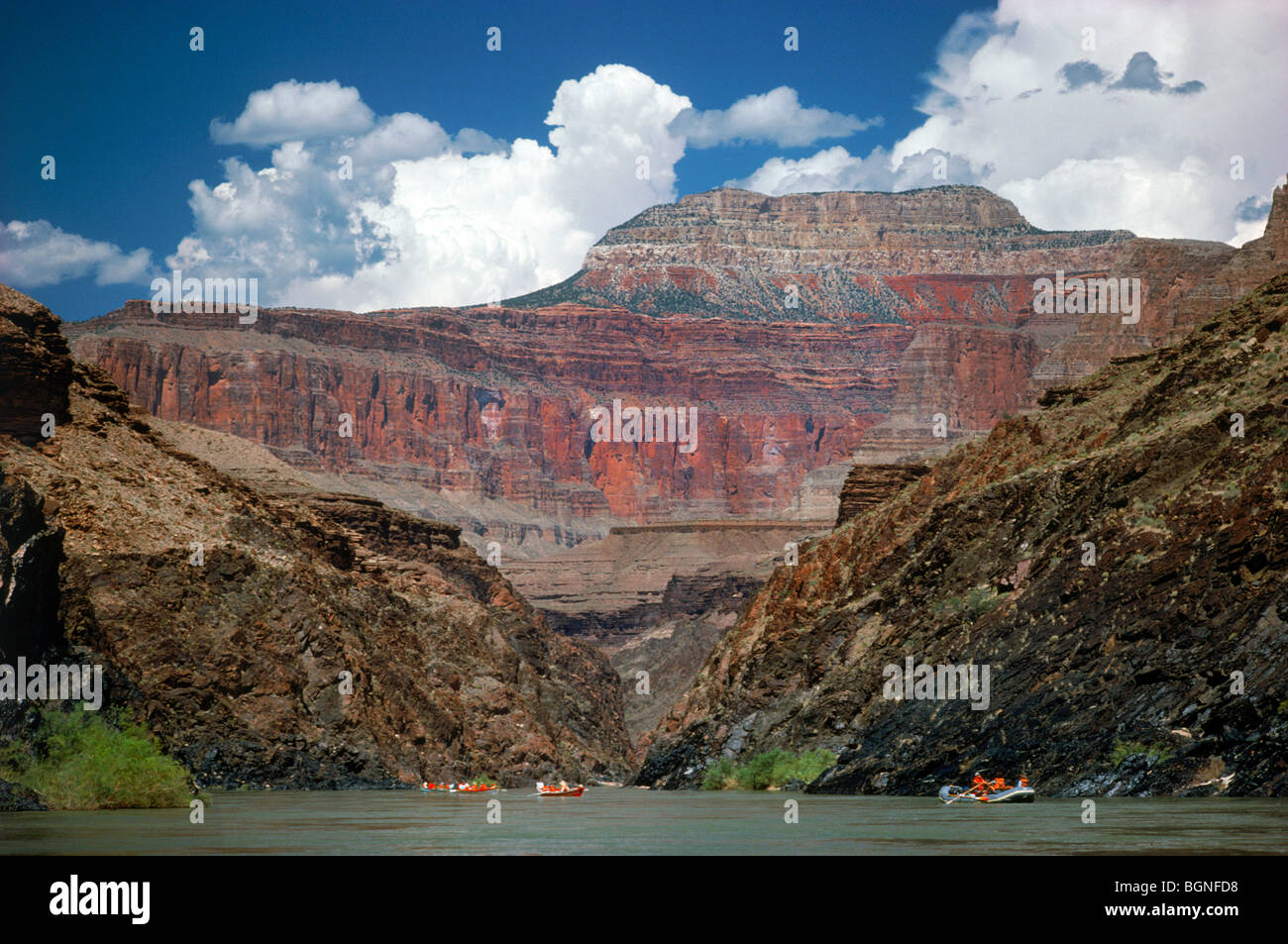 Dories in granito superiore gola sul fiume Colorado viaggio in barca attraverso il Grand Canyon Foto Stock