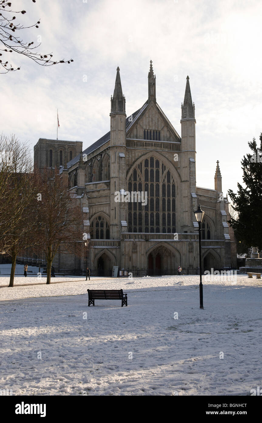 La elevazione ad ovest della cattedrale di Winchester circondato da neve, Hampshire, Inghilterra. Foto Stock