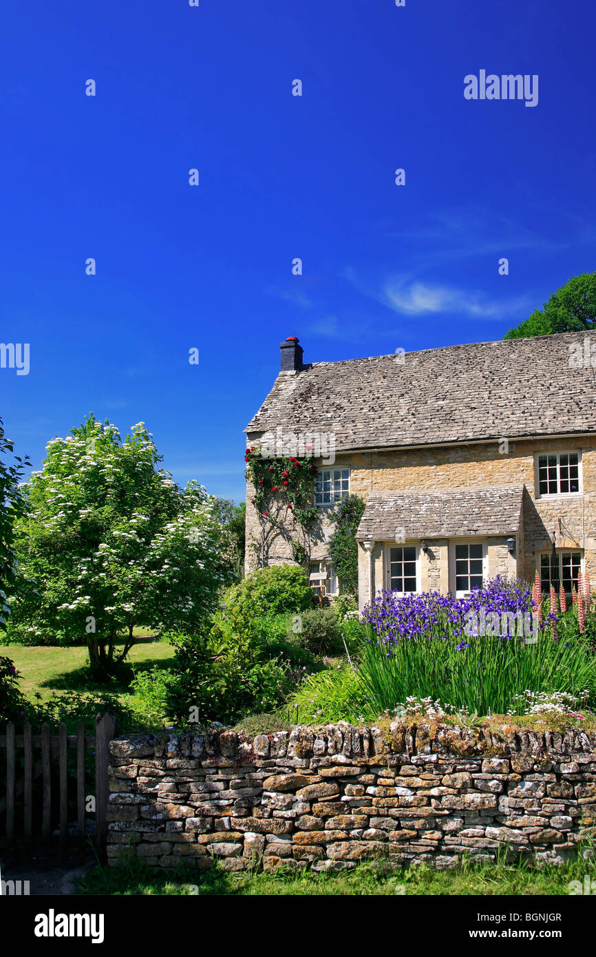 Costruito in pietra Cottages Upper Slaughter village fiume occhio Gloucestershire Cotswolds Inghilterra REGNO UNITO Foto Stock