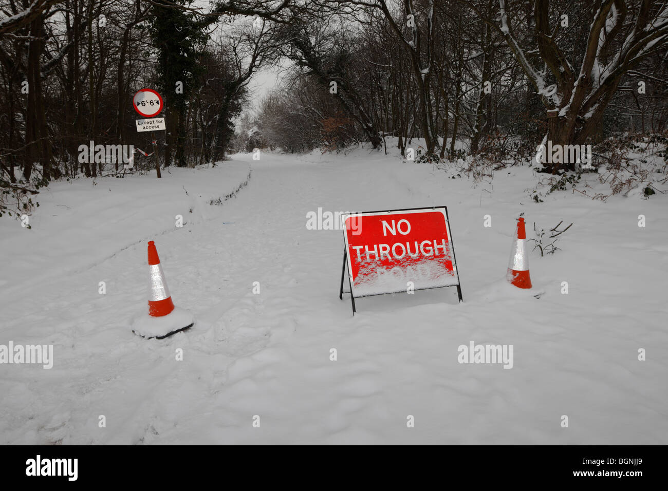 Paese strada chiusa a causa della neve. Foto Stock