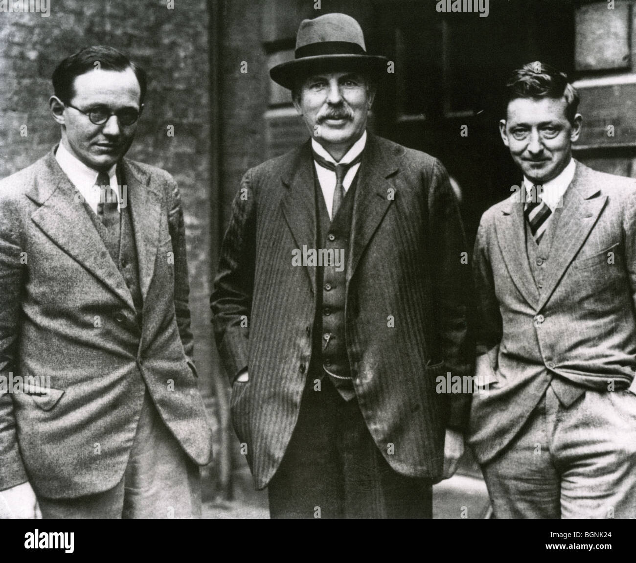 LORD RUTHERFORD , Nuova Zelanda fisico (centro) nel maggio 1932 con a sinistra il Dr Ernest Walton e Dr John Cockcroft Foto Stock
