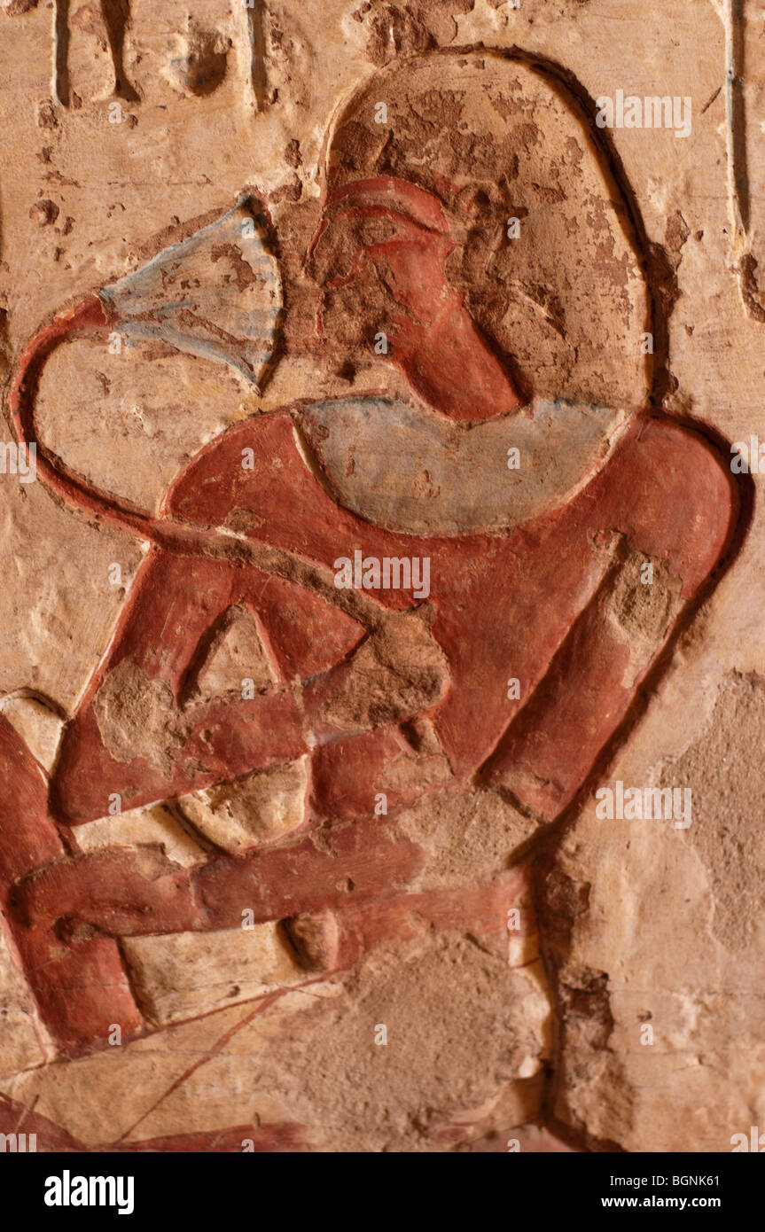 Immagine faraonica in bassorilievo in un nobile della tomba di lungo il fiume Nilo Foto Stock