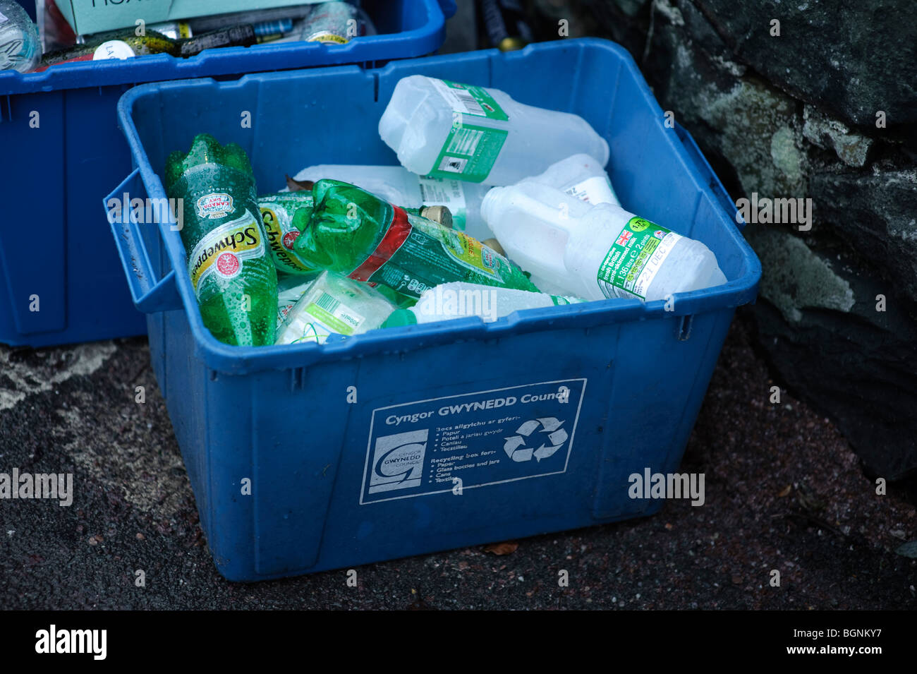 Le bottiglie di plastica in attesa di raccolta in Gwynedd del consiglio della contea di riciclaggio residenziale casella Schema, Dolgellau Galles REGNO UNITO Foto Stock