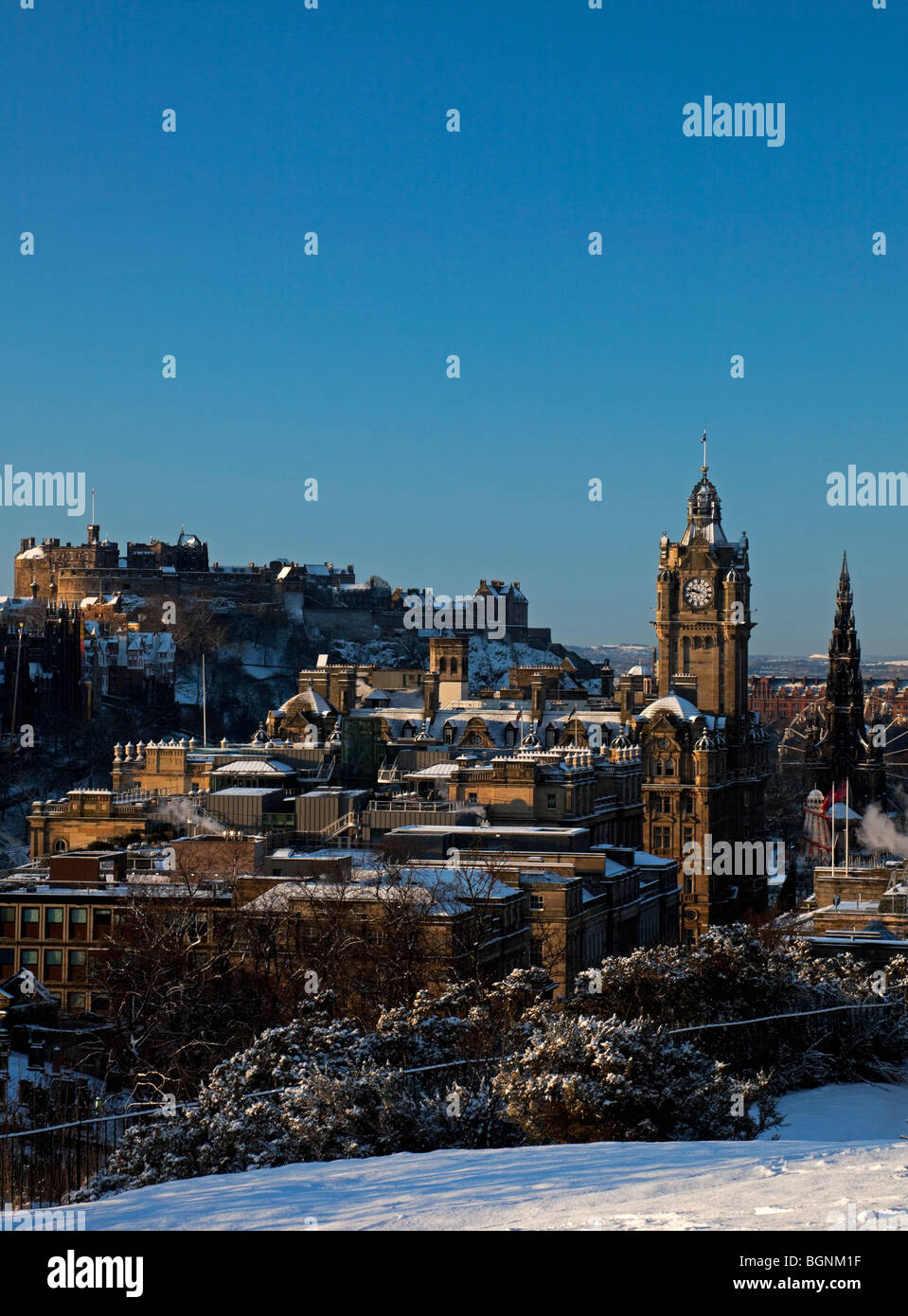 Neve invernale scena, Edinburgh City skyline Scozia UK Europa Foto Stock