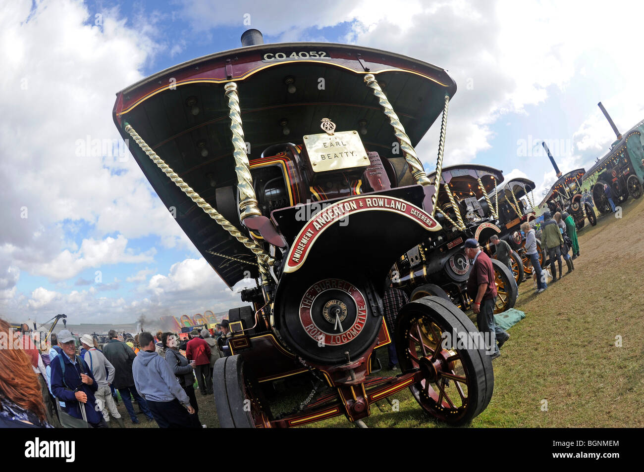 Vista di fish eye tra un Showmans motore a vapore al grande Dorset Fiera a vapore Foto Stock