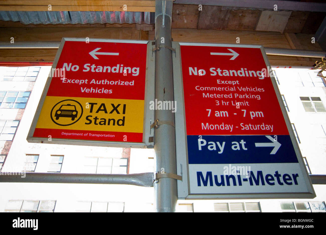 Un insieme di n segnali permanente che designa un taxi e parcheggio munimeter è visto a New York Foto Stock