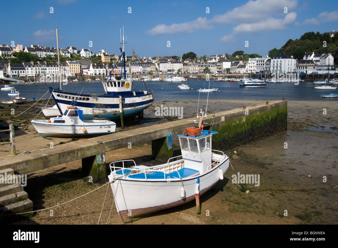 Barche da pesca nel porto di Audierne, Finistère Bretagna, Francia Foto Stock