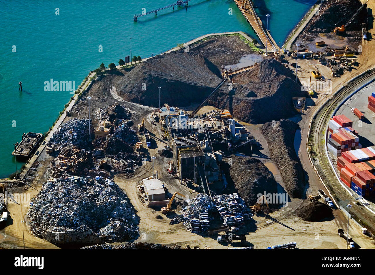 Al di sopra dell'antenna in acciaio Schnitzer di rottami metallici Riciclaggio automobile Porto di Oakland California Foto Stock