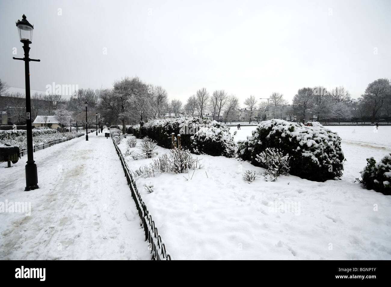 La neve copre il parco al livello in Brighton Foto Stock