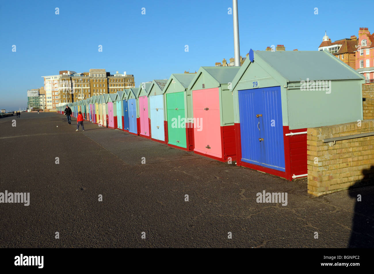 Verniciato colorato cabine sulla spiaggia, sul lungomare di Brighton e Hove. Foto Stock