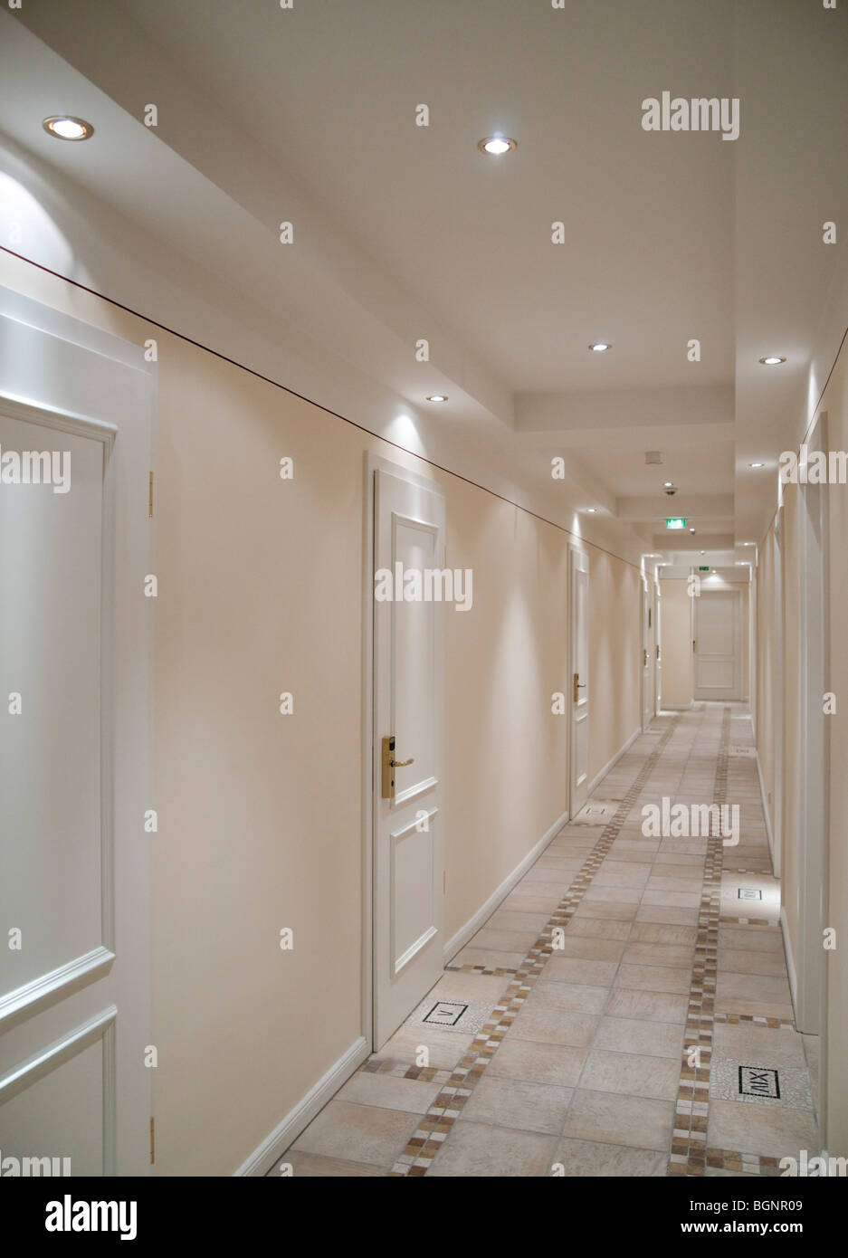Clinicamente pulito e luminoso corridoio per camere da letto nella moderna dodici Apostoli guest house, Colonia, Germania Foto Stock