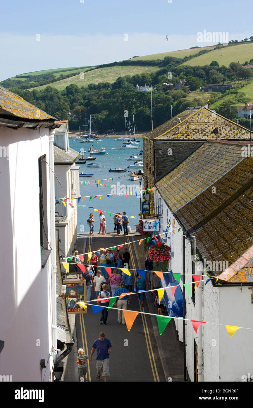 Una vista di Union Street, Salcombe insieme con bunting e vista estuario Foto Stock