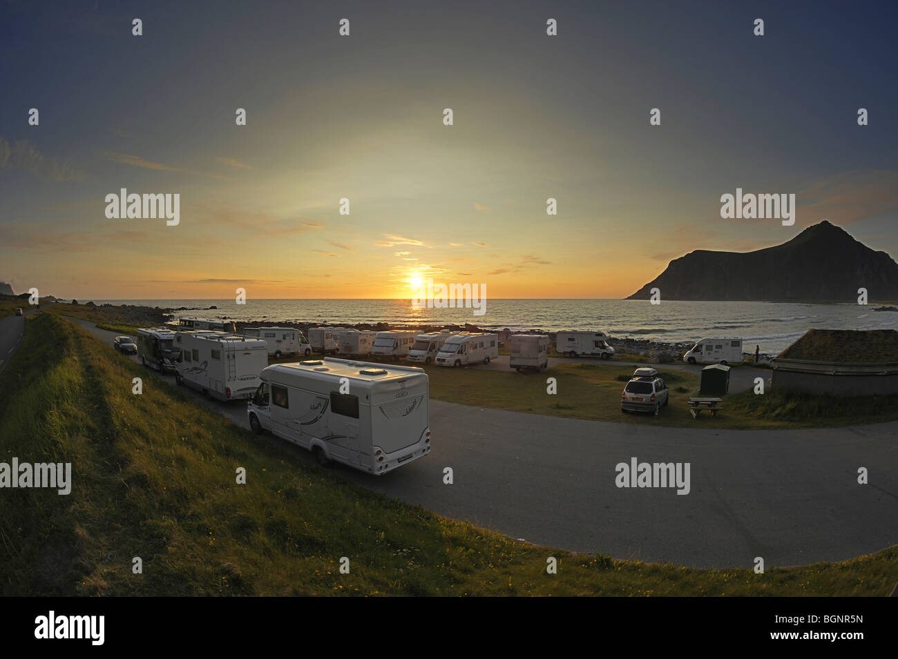 Camper schierate per guardare il sole di mezzanotte e isole Lofoten, a nord della Norvegia Foto Stock