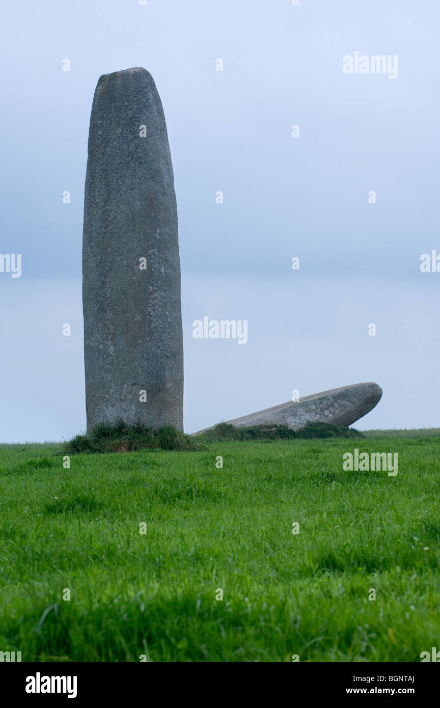 Il menhir di Lagundo / pietre permanente di Kergadiou a Plourin Ploudalmézeau, Finistère Bretagna, Francia Foto Stock