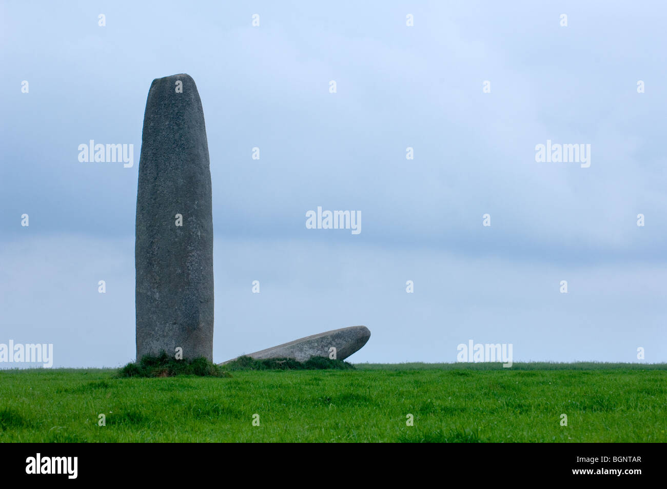 Il menhir di Lagundo / pietre permanente di Kergadiou a Plourin Ploudalmézeau, Finistère Bretagna, Francia Foto Stock