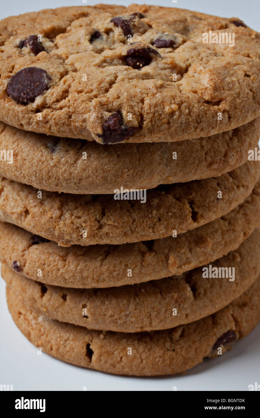Pila di biscotti al cioccolato su sfondo bianco Foto Stock