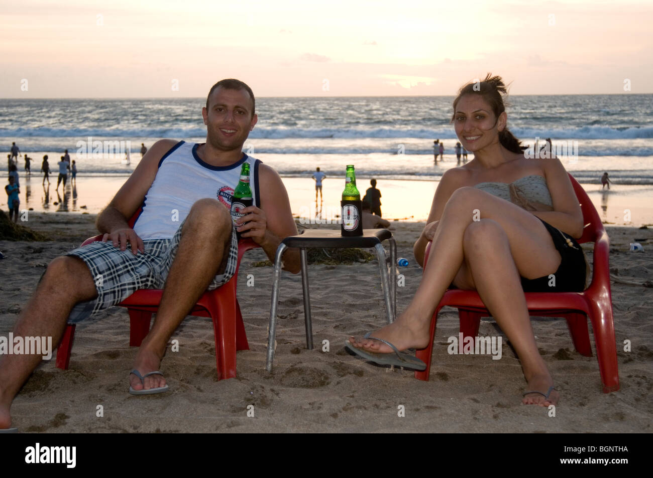 Turista giovane al crepuscolo, la spiaggia di Kuta Beach, Bali, Indonesia Foto Stock