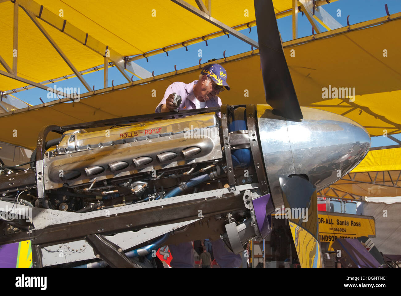Nevada Reno gare d'aria P Mustang gara meccanico aereo in box lavorando sul cilindro 12 Rolls - Royce motore Foto Stock