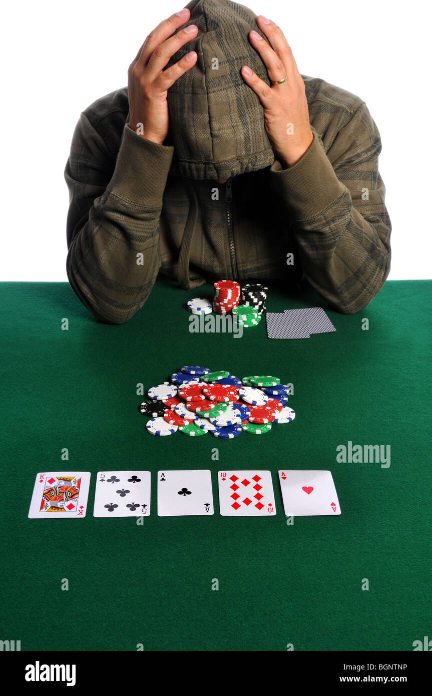 Giocatore di poker tenendo la testa nella disperazione Foto Stock