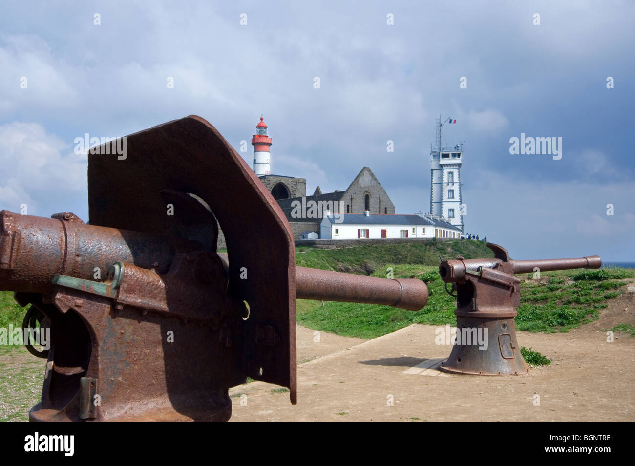 Prima guerra mondiale uno dei cannoni A la Pointe Saint-Mathieu con il suo faro e le rovine dell'abbazia, Finistère Bretagna, Francia Foto Stock