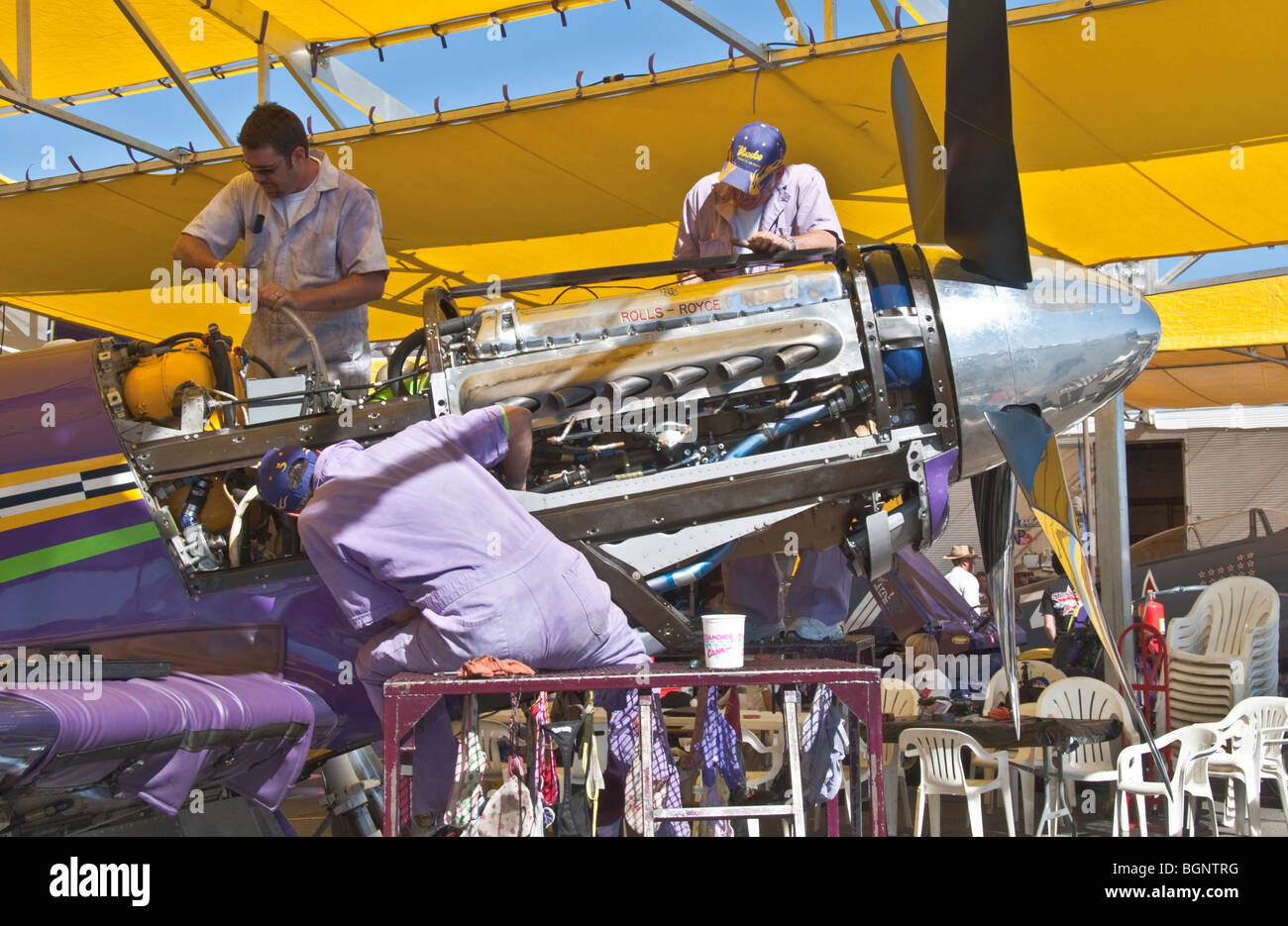 Nevada Reno gare d'aria P Mustang gara aereo meccanica in box lavorando sul cilindro 12 Rolls - Royce motore Foto Stock