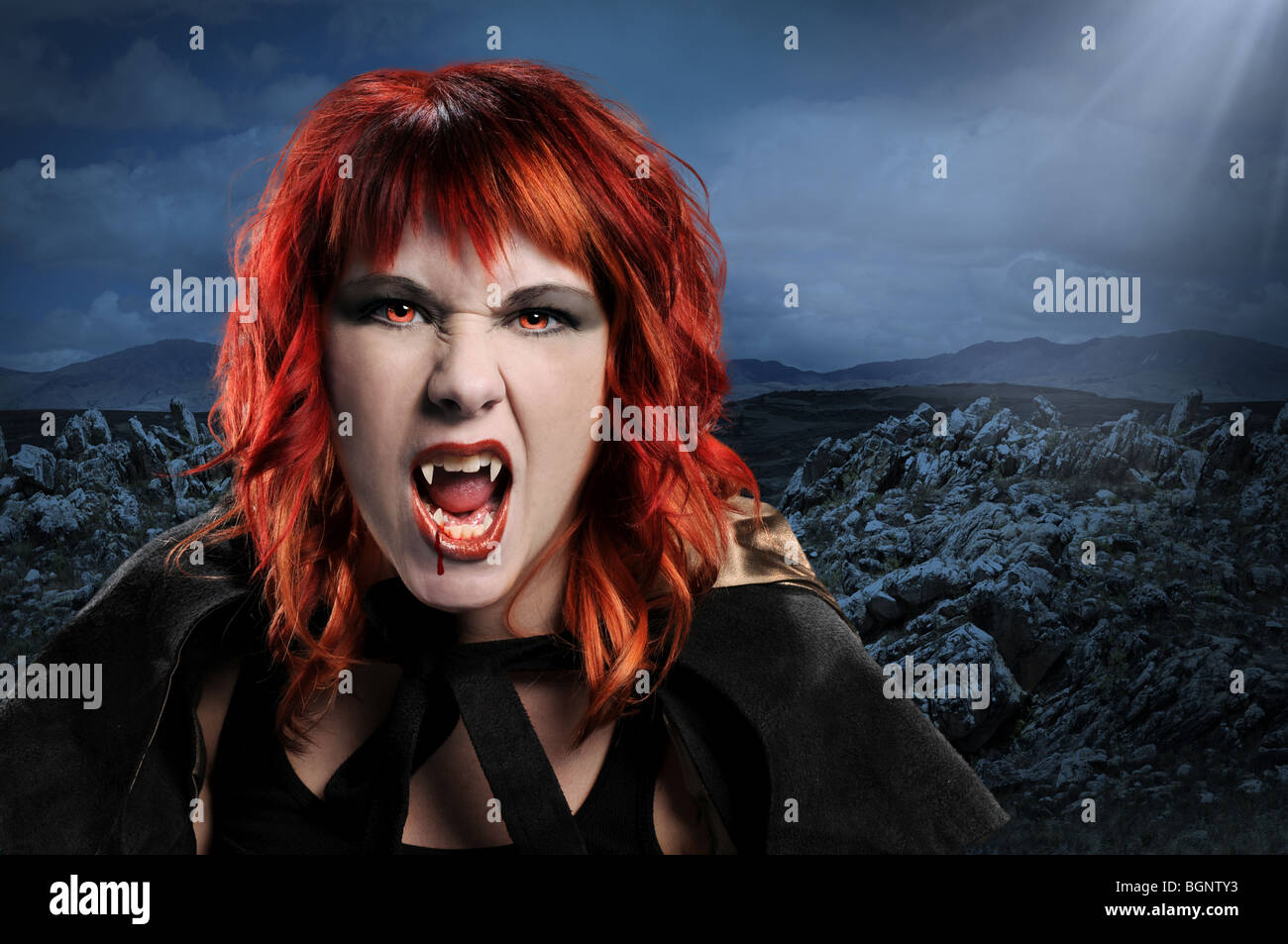 La donna vampiro scherno su un paesaggio notturno Foto Stock