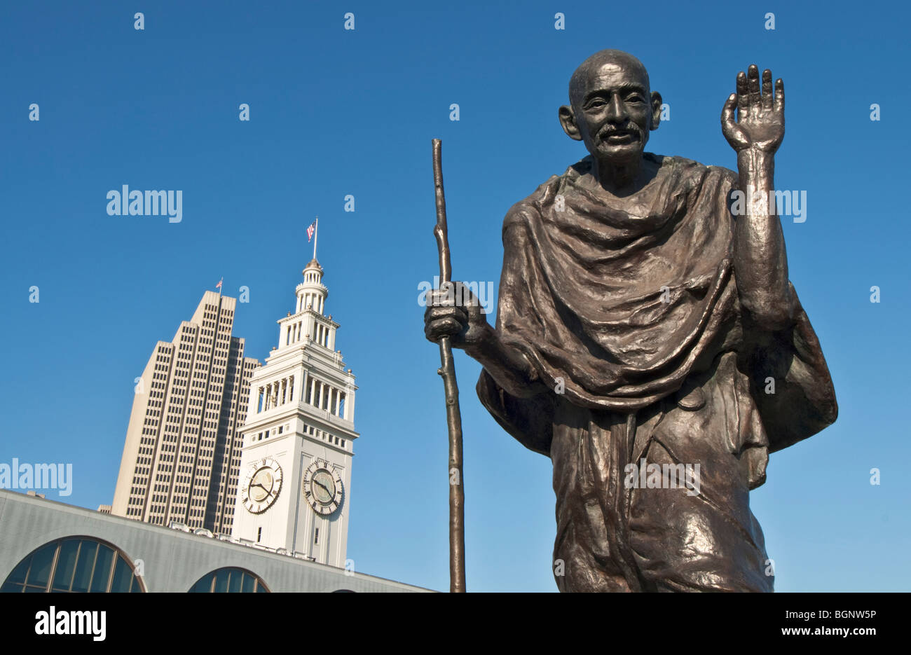 California San Francisco Ferry Building Clock Tower Plaza traghetto statua di Mohandas Karamchand Gandhi Foto Stock