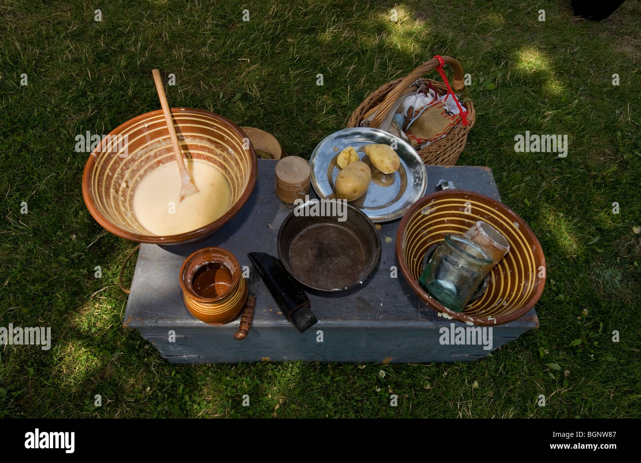 I materiali e gli ingredienti utilizzati per la cottura di focacce di patate durante la guerra del 1812. Foto Stock