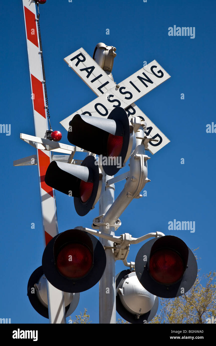 Attraversamento ferroviario con barriera, segni e le luci di avvertimento a Cerrillos sul sentiero di turchese, Nuovo Messico, STATI UNITI D'AMERICA Foto Stock